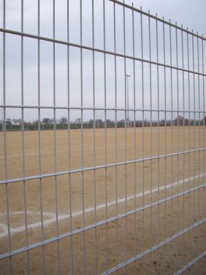 Pose de panneaux double fil sur un stade de foot à Marignane